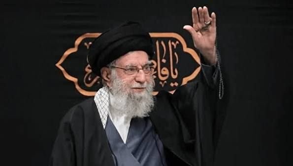sobhan23416's tweet photo. 🔸آیامیشود شیعه واقعی در روز اربعین برای سید الشهدا زیارت اربعین بخواند و شهید سید علی حسینی خامنه ای - سیدالشهدای انقلاب بزرگ اسلامی در قرن بیستم - را مصداق این بند زیارت نداند؟🤔
 🔹«وَ بَذَلَ مُهْجَتَهُ فِیکَ لِیَسْتَنْقِذَ عِبَادَکَ مِنَ الْجَهَالَهِ وَ حَیْرَهِ الضَّلَالَهِ» https://t.co/zlOeDUW6Ti