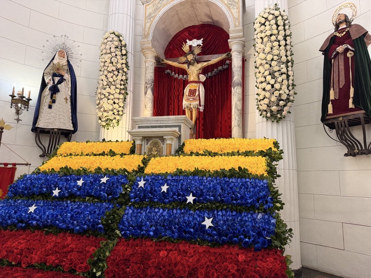 FreddyBernal's tweet photo. Nos encontramos en la Basílica del Espíritu Santo, viviendo un momento de profunda fe durante la Peregrinación del Clero. Es un privilegio ser testigos de esta unión y oración colectiva que nos llena de esperanza. Que este camino compartido siga fortaleciendo nuestro espíritu. https://t.co/7ejnvAK5KT