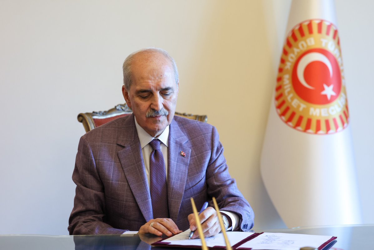 Katfar's tweet photo. Bütün bu şeraitten daha elim ve daha vahim olmak üzere, memleketin dahilinde iktidara sahip olanlar, gaflet ve dalalet ve hatta hıyanet içinde bulunabilirler. Hatta bu iktidar sahipleri, şahsi menfaatlerini müstevlilerin siyasi emelleriyle tevhit edebilirler. https://t.co/X86RPxKWau