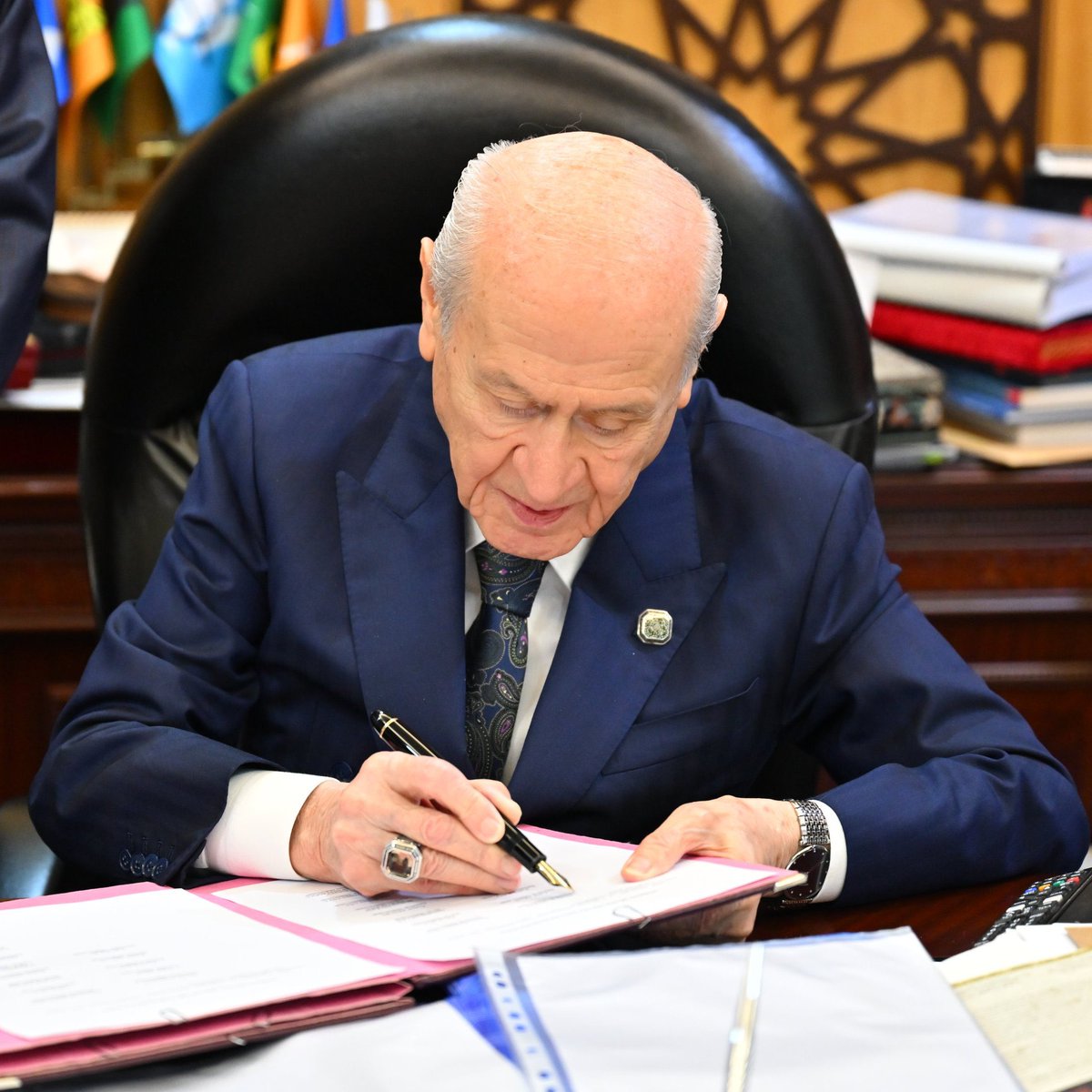 Katfar's tweet photo. Bütün bu şeraitten daha elim ve daha vahim olmak üzere, memleketin dahilinde iktidara sahip olanlar, gaflet ve dalalet ve hatta hıyanet içinde bulunabilirler. Hatta bu iktidar sahipleri, şahsi menfaatlerini müstevlilerin siyasi emelleriyle tevhit edebilirler. https://t.co/X86RPxKWau