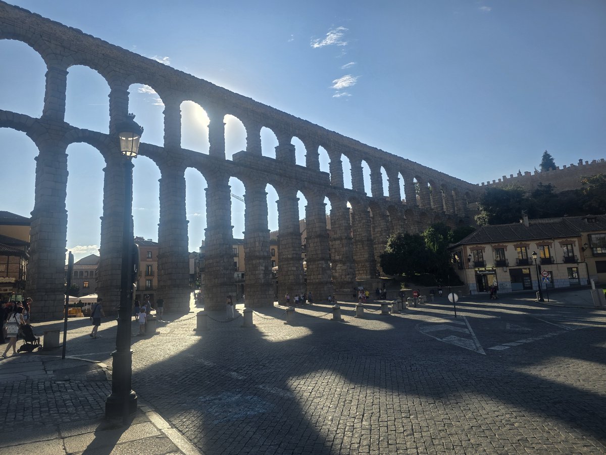 manuginobili's tweet photo. 🇪🇸 Increíble pensar que el acueducto de Segovia se construyó hace 1900 años y sigue en pie en perfectas condiciones. Una maravilla!! Visita super recomendada si estás cerca de Madrid.
📝 Recomiendo ver algún video sobre cómo funcionaban y construían estos acueductos. Impresionante!!