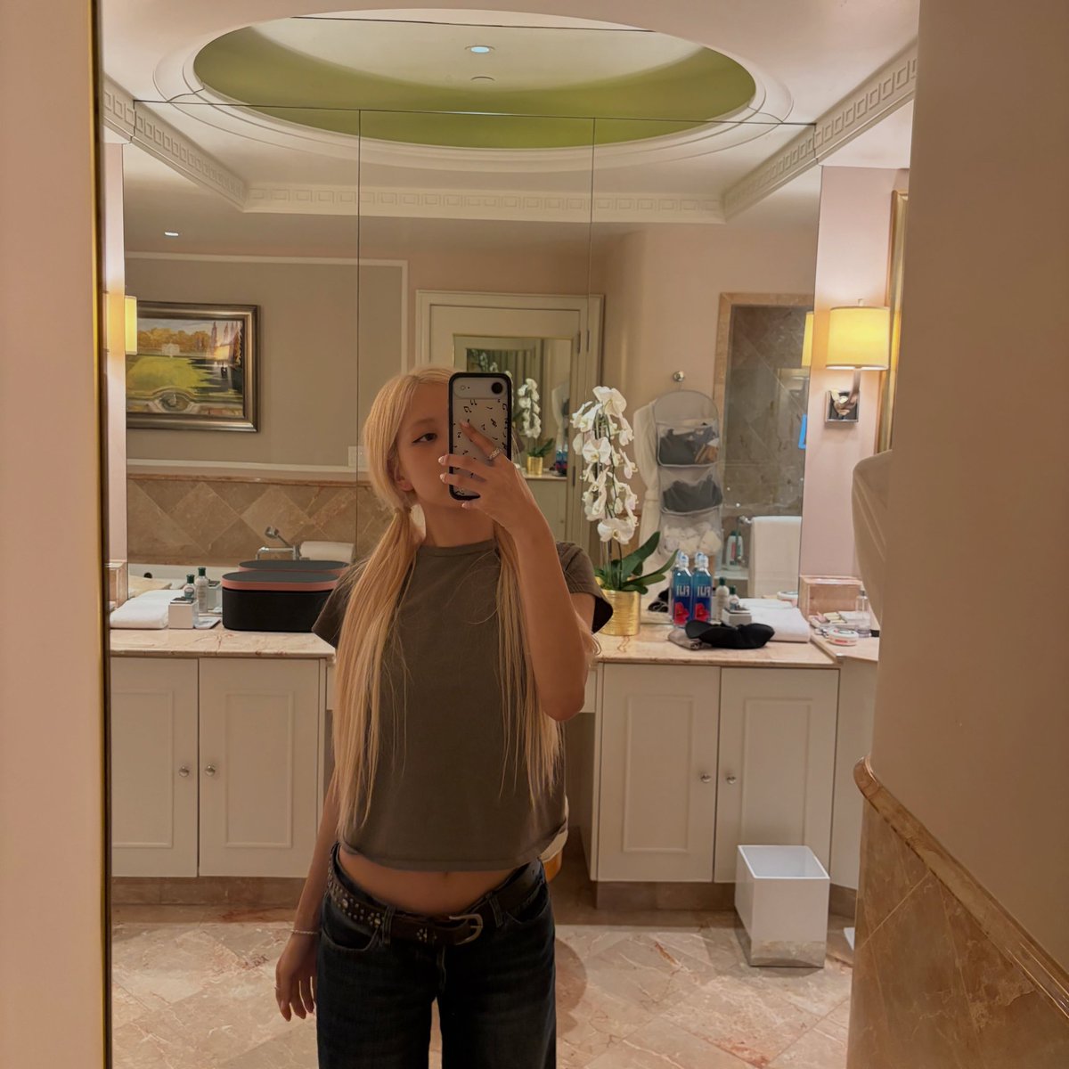 roseanneHQ_'s tweet photo. ROSÉ [roses_are_rosie] Instagram update:

“not forking around. 😗”

🔗 https://t.co/RNhIQAujXQ

Engage: like, comment, share, repost, save

#ROSÉ @numberoneHQ https://t.co/QppOVfn1DT