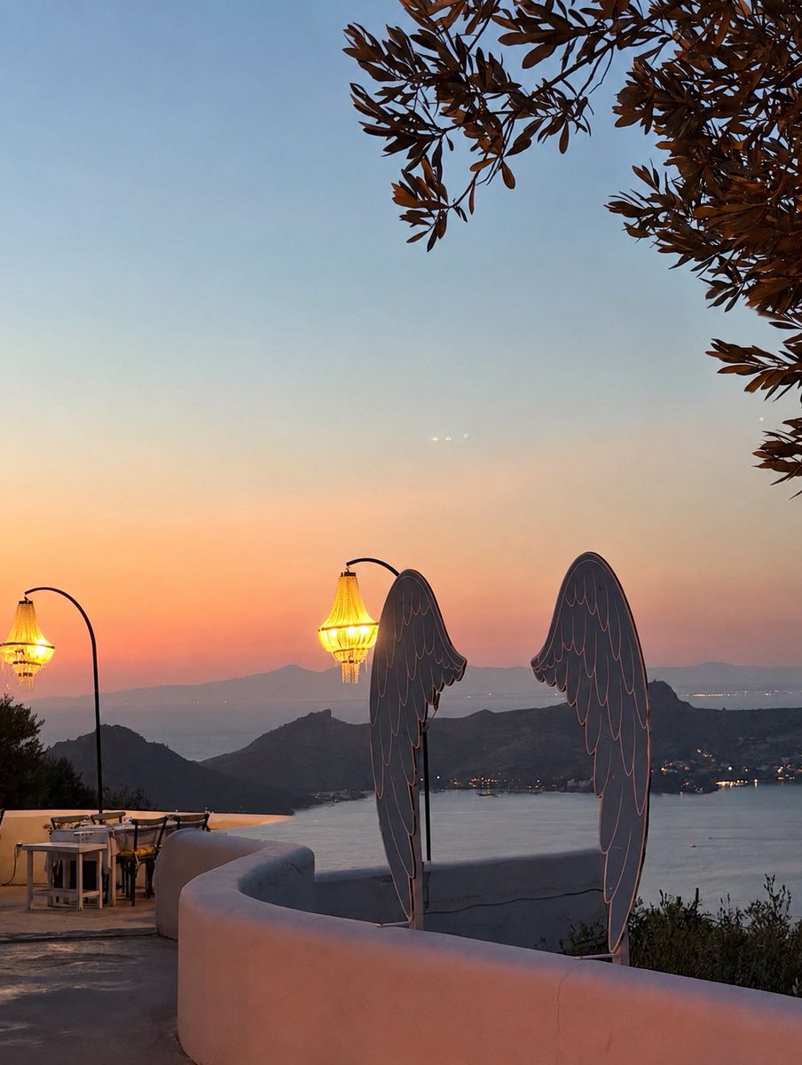 NurBalto_AB's tweet photo. Çok anlam yüklü bir yerde gün batımı ;)) 🍷🍷;))

#salı 
#bodrumbodrummm https://t.co/9H4K8siiqt