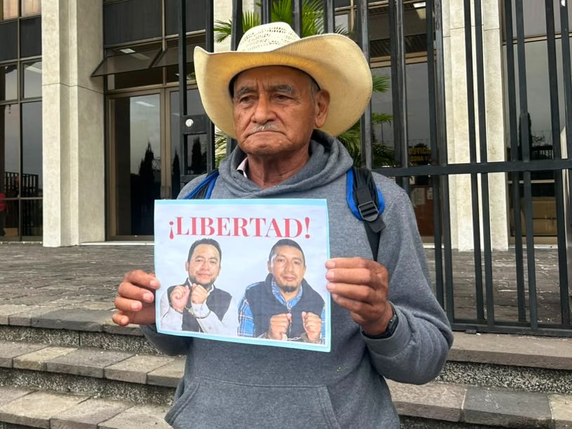 Cristosal's tweet photo. Guatemala | Han pasado más de 15 meses desde la detención de Luis Pacheco y Héctor Chaclán, exautoridades ancestrales guatemaltecas.

Hoy 48 Cantones y diferentes organizaciones sociales pidieron su libertad.

Defender la democracia no debe criminalizarse. Cristosal continúa apoyando a sus familias.

#LibertadParaLuisYHéctor