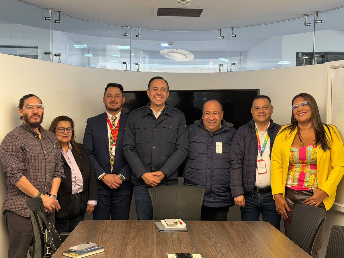 SUNETBogota's tweet photo. Nuestra organización en cabeza de @GermanSUNET se reunió con @eduardogarzont en @GobiernoBTA abordando temas laborales. Agradecemos la disposición. 

#SUNETSuSindicatoEstatal https://t.co/lMuHv0Miuk