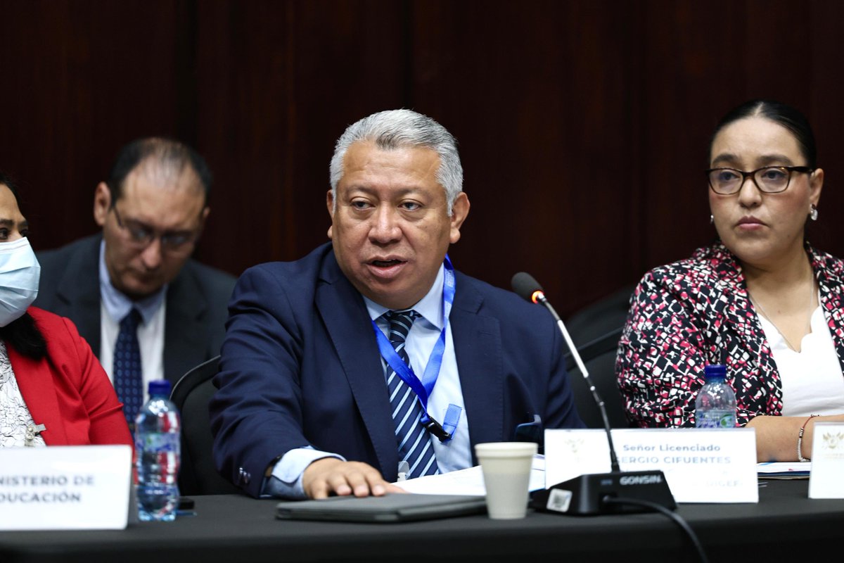 CongresoGuate's tweet photo. Sergio Cifuentes, titular de la -Digef-, indicó que evalúan la viabilidad técnica para intervenir una estructura existente, con el fin de edificar sobre ella tras cumplir requisitos correspondientes. La construcción permanece inconclusa desde 2014, situación por la cual la congresista da seguimiento en el ejercicio de su función intermediadora. Además, se verificaron otras carencias en dicho establecimiento, que están relacionadas con la contratación de personal, entre otras que se busca corregir. La próxima reunión se fijó para el 29 de septiembre próximo.