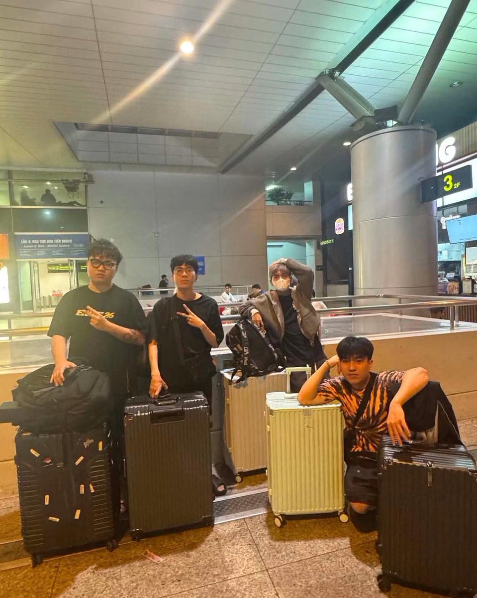 _whalecome's tweet photo. Cái team khổ nhất làng pubg đi du lịch vui nhó 🤗 delma mấy anh em phờ phạc hết trông có khổ không :)))))) APG cố lên nhaaaaaa 🧡 https://t.co/oCgit636MG