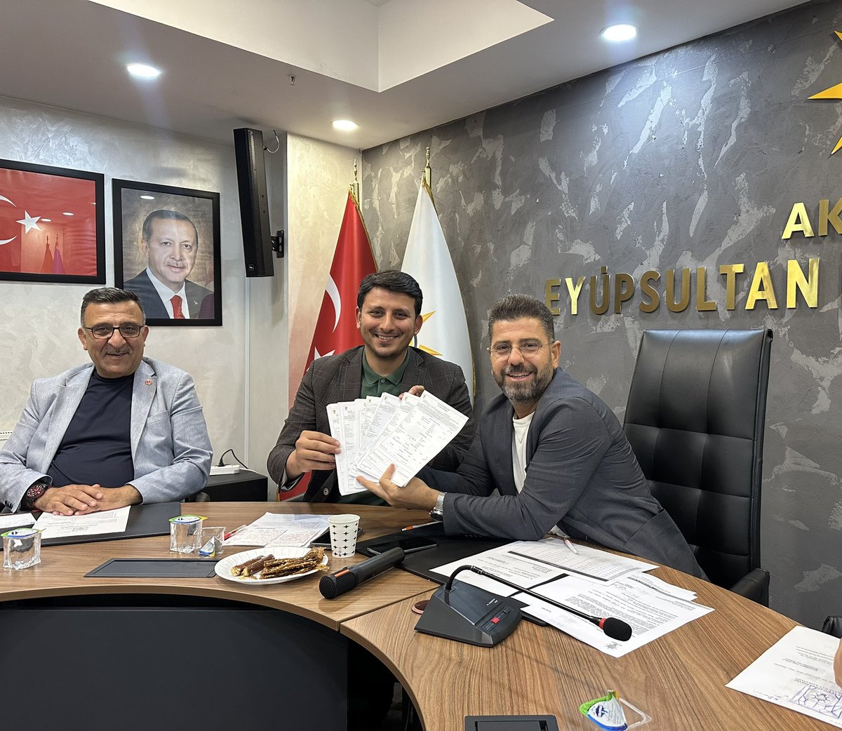 eyupilceakparti's tweet photo. 📍AK Parti Eyüpsultan İlçe Başkanlığı

Gönüller kazanmak için çıktığımız bu yolda Her Üye Bir Değer anlayışıyla durmadan, yorulmadan çalışmaya devam ediyoruz.

@Muhmmtvanlioglu 
@h_ibrahimbirer https://t.co/6AI7GFaHEi