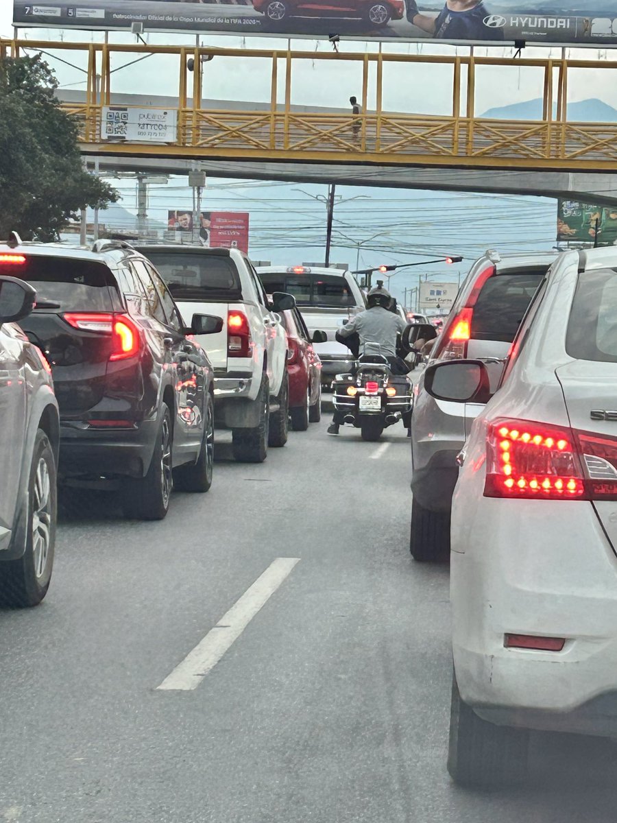 rangmazy's tweet photo. @daniel_carrillo Así es como los motociclistas circulan. Si vemos una alcantarilla 🕳️ sin tapa y nos movemos hacia un lado para evitar caer les vamos a pegar a ellos. Ahí quien tendrá la culpa??? https://t.co/ySttxVqwMZ