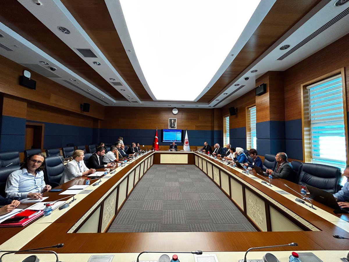 kasapoglu's tweet photo. 📍TBMM

Engelli Bireylerin Sorunlarını Araştırma Komisyonumuzun rapor yazım sürecine ilişkin uzmanlarımızla kapsamlı bir istişare toplantısı gerçekleştirdik.

Sahadan edindiğimiz bilgi ve tecrübeleri, ortak akıl anlayışıyla nihai raporumuza en güçlü şekilde yansıtmak için titizlikle çalışmayı sürdürüyoruz.