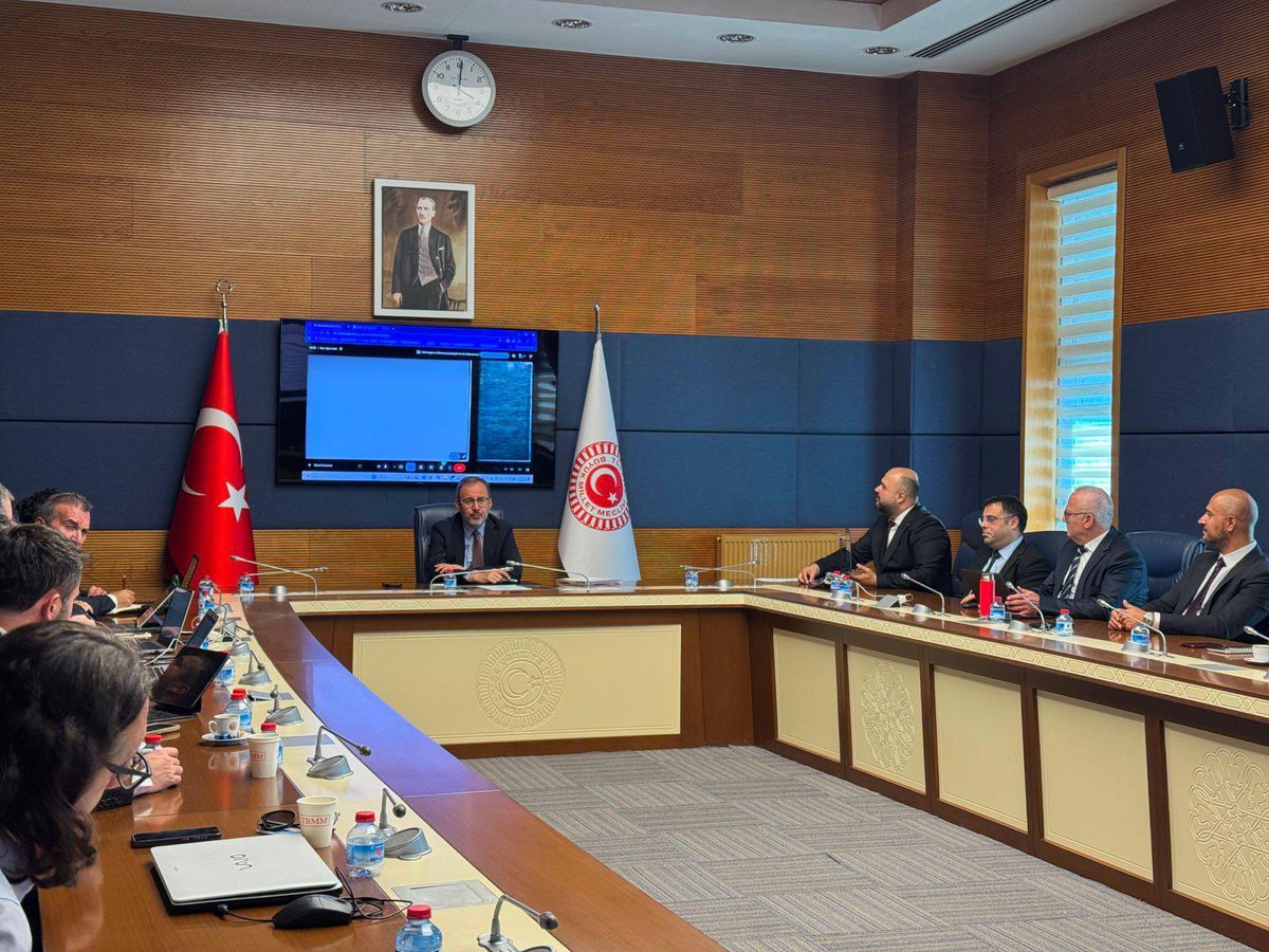kasapoglu's tweet photo. 📍TBMM

Engelli Bireylerin Sorunlarını Araştırma Komisyonumuzun rapor yazım sürecine ilişkin uzmanlarımızla kapsamlı bir istişare toplantısı gerçekleştirdik.

Sahadan edindiğimiz bilgi ve tecrübeleri, ortak akıl anlayışıyla nihai raporumuza en güçlü şekilde yansıtmak için titizlikle çalışmayı sürdürüyoruz.
