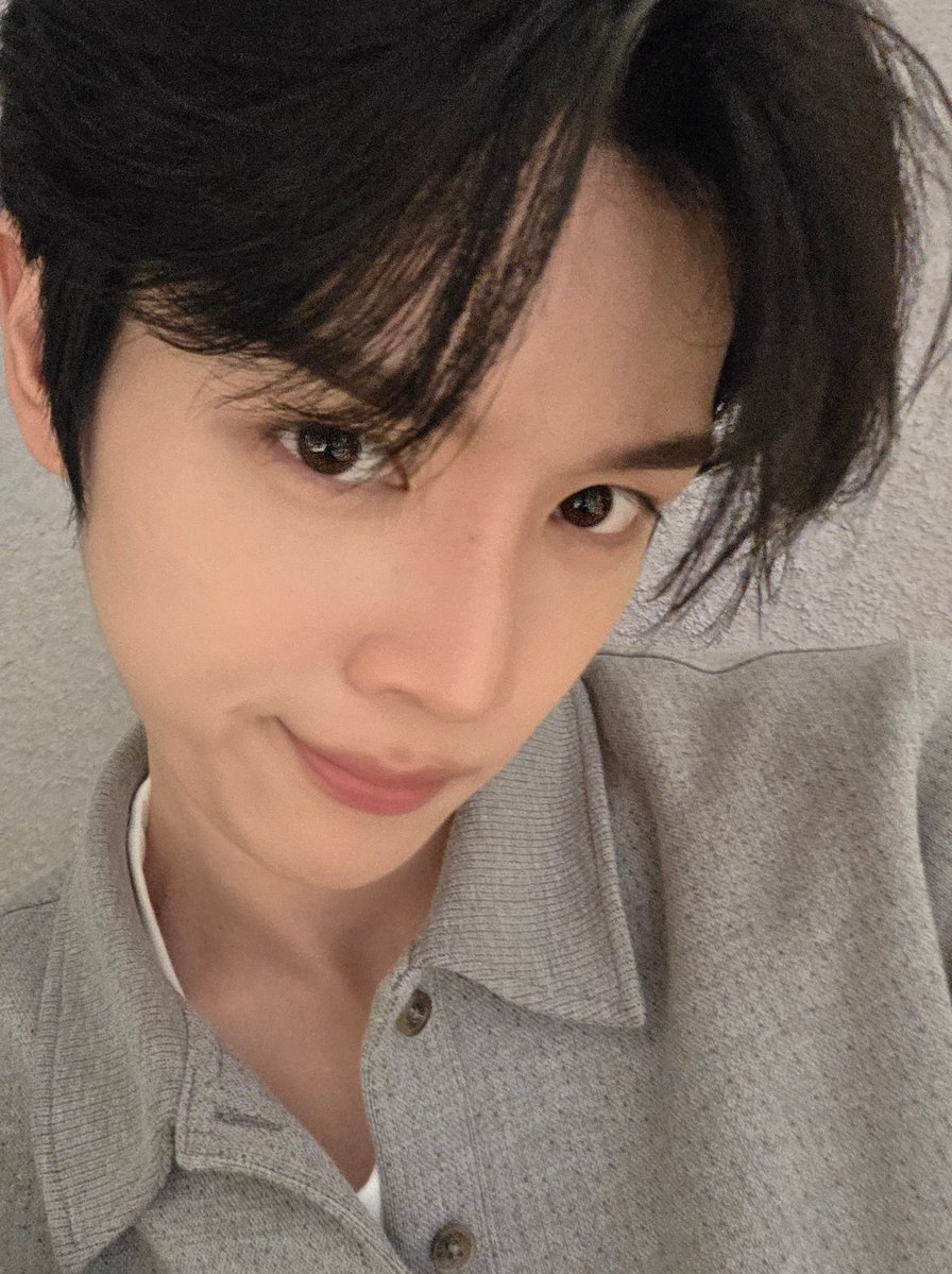 junroin's tweet photo. โทษครับ ผมมาผิดวันไหม # riizeselcaday https://t.co/ayPuEeCVd9