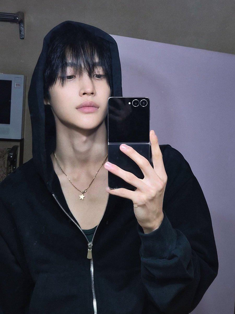 junroin's tweet photo. โทษครับ ผมมาผิดวันไหม # riizeselcaday https://t.co/ayPuEeCVd9