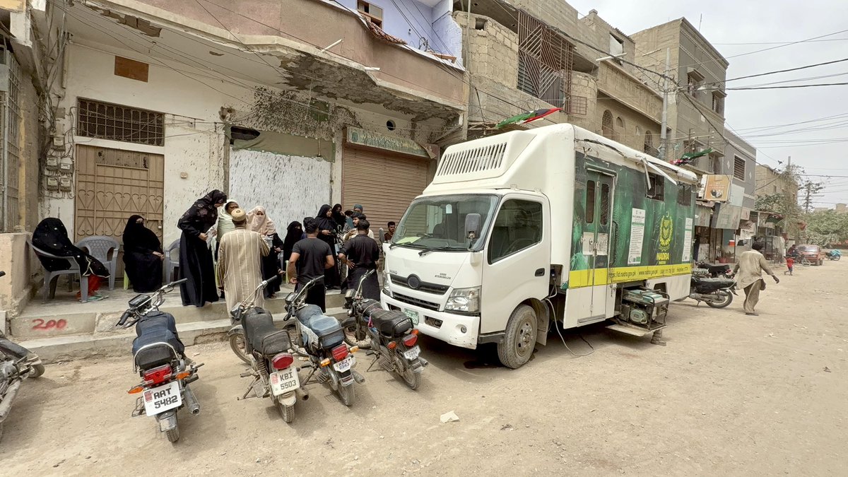 PPP_PS122's tweet photo. پاکستان پیپلز پارٹی سٹی ایریا پی ایس۔122 یونین کونسل یوسی۔1 وارڈ۔2 کے رابطہ آفس میں ایک دن کے لیۓ نادرہ کی وین لگائی گئی یوسی۔1 کے معزز علاقہ مکین حضرات اپنے NIC کے مسائل کے حل کے لیۓ نادرہ کی وین کے پاس تشریف لائے اور اپنے CNIC شناختی کارڈ بچوں کے بے فارم بنوائیے
@PPP_Org https://t.co/iUBeyLkxNo