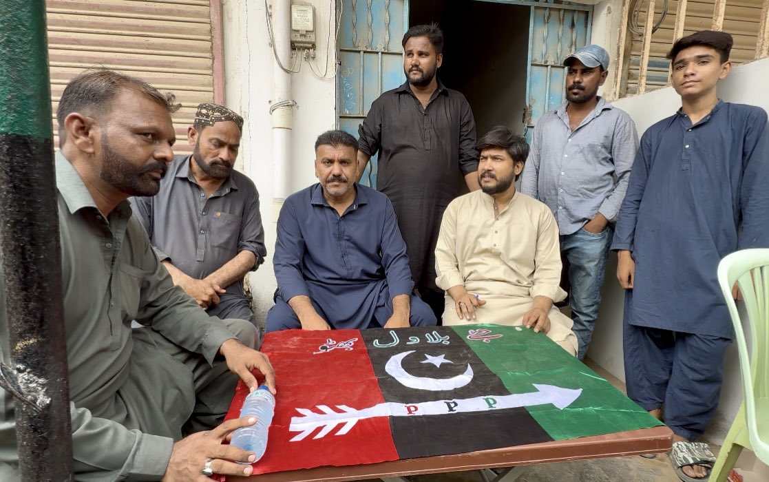 PPP_PS122's tweet photo. پاکستان پیپلز پارٹی سٹی ایریا پی ایس۔122 یونین کونسل یوسی۔1 وارڈ۔2 کے رابطہ آفس میں ایک دن کے لیۓ نادرہ کی وین لگائی گئی یوسی۔1 کے معزز علاقہ مکین حضرات اپنے NIC کے مسائل کے حل کے لیۓ نادرہ کی وین کے پاس تشریف لائے اور اپنے CNIC شناختی کارڈ بچوں کے بے فارم بنوائیے
@PPP_Org https://t.co/iUBeyLkxNo