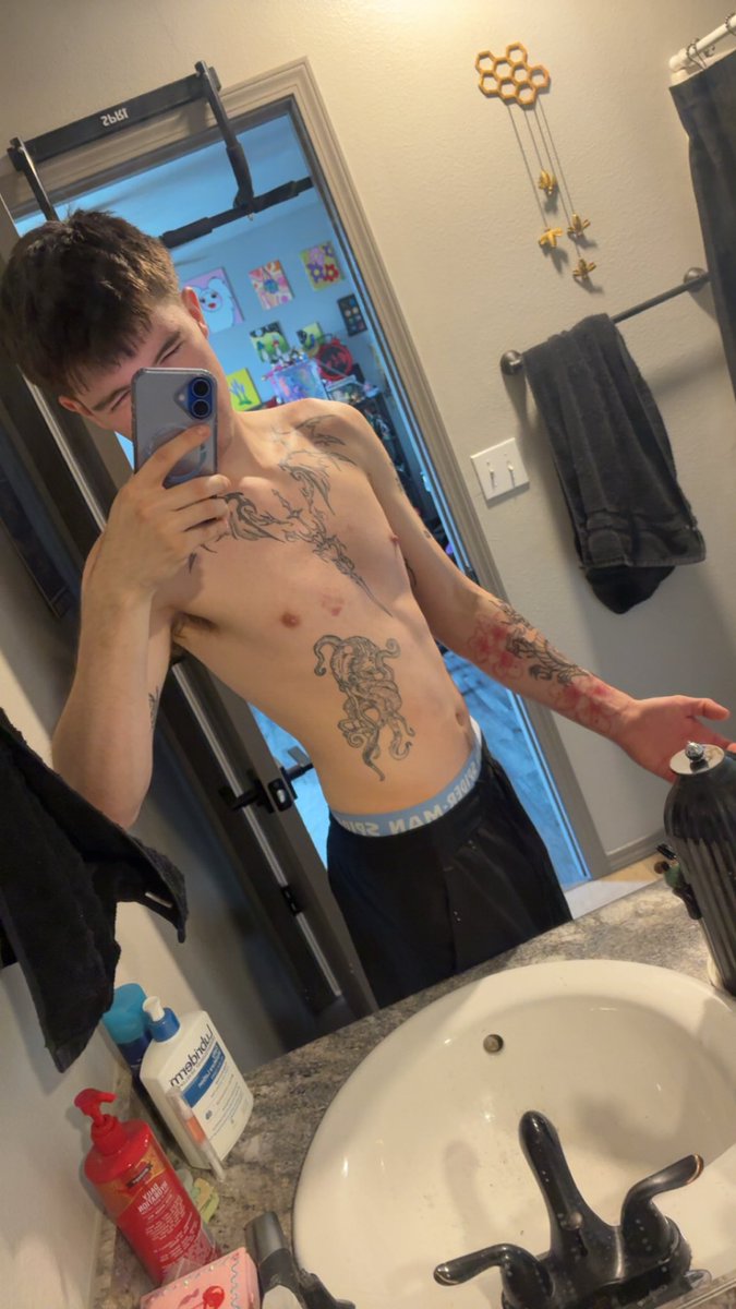 TattedBradley's tweet photo. I need someone to take my clothes off 👀 😜 #gay #OF #chudai #kink #tats #underwear #single #men #fruity #queer #NSFW #GayContent #FitGay #gym #Jock #twink https://t.co/lWHseizFYs