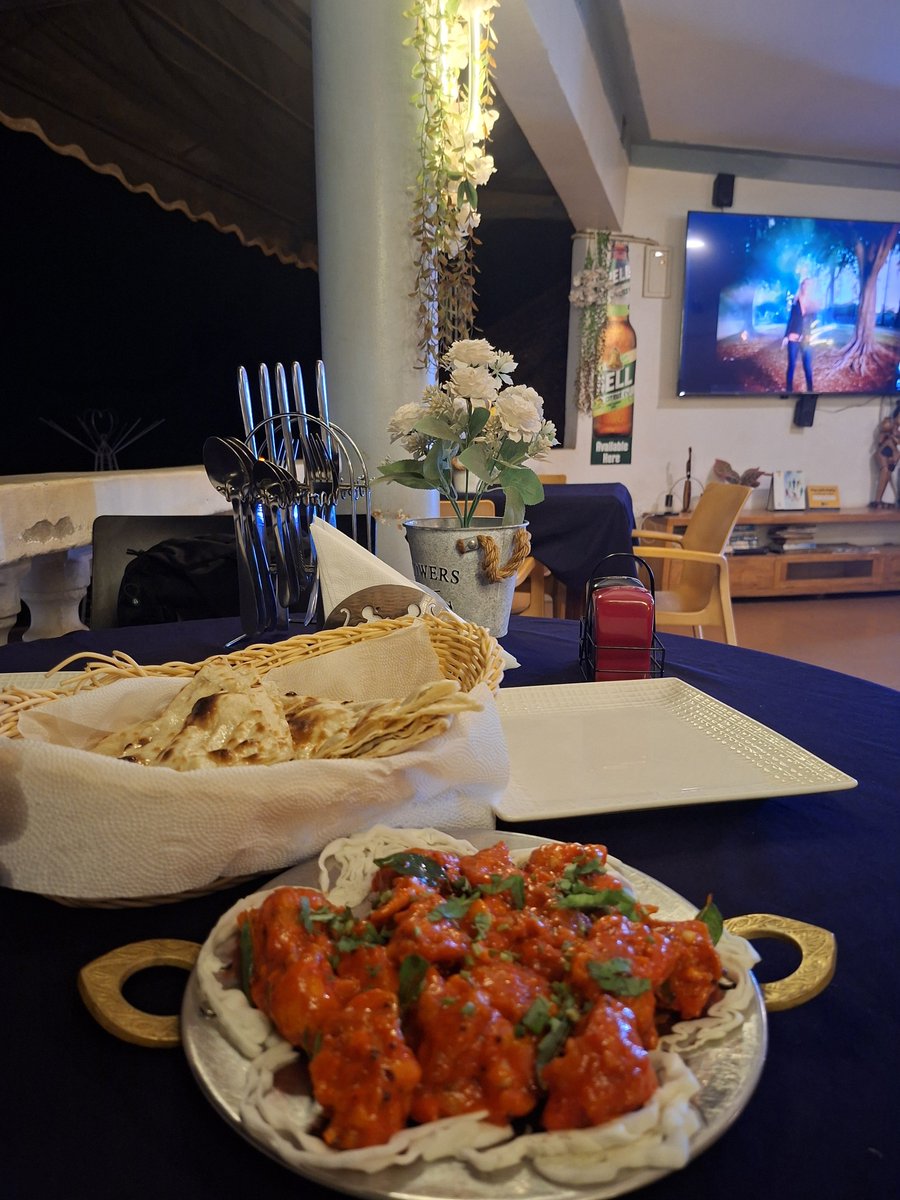 DokitaSharon's tweet photo. My evening in Gulu City. 
I got a nice place ,great food 
@NorthernPearl_H 
Great customer care. 👏👏
The Chef came to explain what exactly they make ,I felt like a princess. https://t.co/dYDXIYtcs7