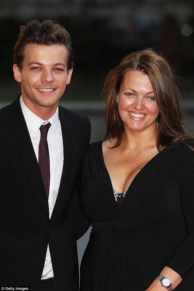 LouisTArgentina's tweet photo. "Siempre tuve la bendición de crecer con un buen referente, mi mamá. Ella siempre me daba un pequeño empujón positivo, como: ‘No, tú puedes hacerlo, tú puedes hacerlo’. Y eso es más o menos lo que han sentido los fans. Hay esta cosa de simplemente de abrazarme y decirme, dándome un pequeño codazo y diciendo: ‘No, tú puedes hacer esto, tú puedes hacer esto’. Para darme ese superpoder. Nunca, nunca, nunca podré articular del todo la magia que han traído a mi vida. Los quiero un montón, maldita sea, gracias." – Louis sobre la conexión con su mamá y los fans 😭❤️