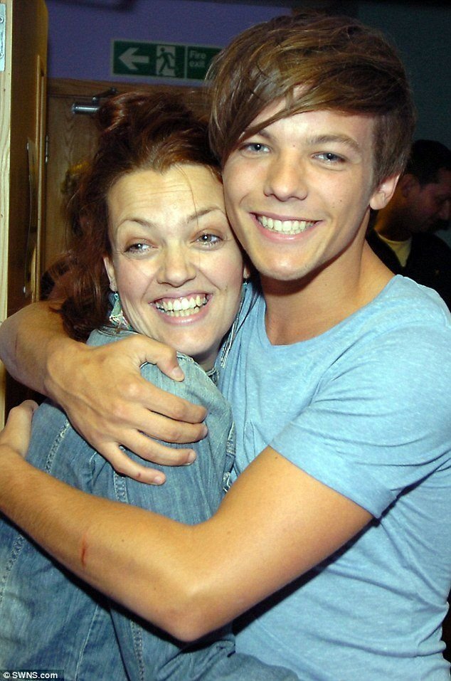 LouisTArgentina's tweet photo. "Siempre tuve la bendición de crecer con un buen referente, mi mamá. Ella siempre me daba un pequeño empujón positivo, como: ‘No, tú puedes hacerlo, tú puedes hacerlo’. Y eso es más o menos lo que han sentido los fans. Hay esta cosa de simplemente de abrazarme y decirme, dándome un pequeño codazo y diciendo: ‘No, tú puedes hacer esto, tú puedes hacer esto’. Para darme ese superpoder. Nunca, nunca, nunca podré articular del todo la magia que han traído a mi vida. Los quiero un montón, maldita sea, gracias." – Louis sobre la conexión con su mamá y los fans 😭❤️