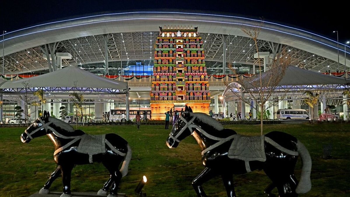 DMK662000's tweet photo. Trichy airport ! 

Oruthara odi olinjadhayum paathrukku 🏃

Oruthar adhey edathula thairiyama press meet kuduthathayun pathrukku 🖤❤️🔥

#DMK https://t.co/IIK8ROtSDr