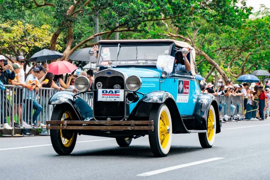 Autosdeprimera's tweet photo. El Desfile de Autos Clásicos y Antiguos 2026 en Medellín rinde homenaje a la mujer. «Mujeres al volante» será la temática del tradicional desfile en el marco de la Feria de las Flores 2026.

Más información aquí: https://t.co/1S1pSfILtO
#desfileautosclasicos #autosclasicos https://t.co/9ET8Lj1TZs