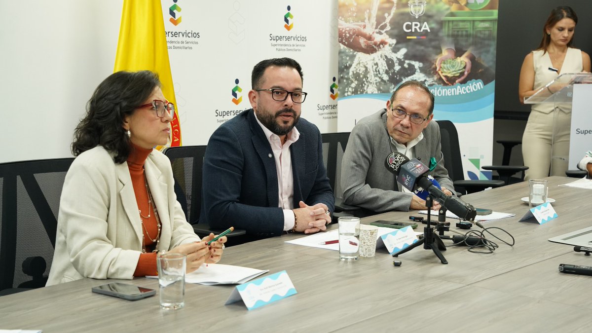 Superservicios's tweet photo. El Gobierno del presidente @petrogustavo presentó el nuevo marco tarifario de aseo para grandes prestadores, una de las normas que integra el programa #BasuraCero, una transformación estructural que hace parte del legado que esta administración deja para modernizar la prestación del servicio público de aseo en Colombia.

En una rueda de prensa conjunta, el superintendente de Servicios Públicos Domiciliarios, Felipe Durán Carrón (@felipedurancarr); la ministra (e) de @Minvivienda, @RuthQuevedoF ; el ministro de @MinEnergiaCo, @PalmaEdwin; el ministro del @MintrabajoCol, @AntonioSanguino; y la directora ejecutiva de la @cracolombia, Gloria Esperanza Narváez, presentaron la normativa que transformará la prestación del servicio público de aseo en Colombia.

Este nuevo marco fortalece el aprovechamiento de residuos, promueve la inclusión de los recicladores de oficio, impulsa la economía circular y establece un esquema tarifario orientado a una prestación más eficiente, sostenible y acorde con los retos de la gestión integral de residuos sólidos.

Con este conjunto de medidas, el Gobierno del presidente Gustavo Petro deja al país una política pública que transforma el servicio público de aseo, impulsa el programa #BasuraCero y posiciona a Colombia a la vanguardia en la gestión integral de residuos sólidos.