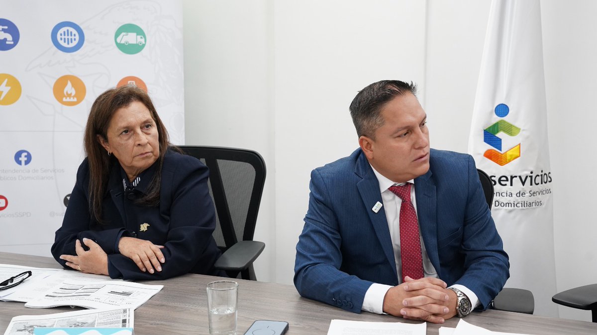 Superservicios's tweet photo. El Gobierno del presidente @petrogustavo presentó el nuevo marco tarifario de aseo para grandes prestadores, una de las normas que integra el programa #BasuraCero, una transformación estructural que hace parte del legado que esta administración deja para modernizar la prestación del servicio público de aseo en Colombia.

En una rueda de prensa conjunta, el superintendente de Servicios Públicos Domiciliarios, Felipe Durán Carrón (@felipedurancarr); la ministra (e) de @Minvivienda, @RuthQuevedoF ; el ministro de @MinEnergiaCo, @PalmaEdwin; el ministro del @MintrabajoCol, @AntonioSanguino; y la directora ejecutiva de la @cracolombia, Gloria Esperanza Narváez, presentaron la normativa que transformará la prestación del servicio público de aseo en Colombia.

Este nuevo marco fortalece el aprovechamiento de residuos, promueve la inclusión de los recicladores de oficio, impulsa la economía circular y establece un esquema tarifario orientado a una prestación más eficiente, sostenible y acorde con los retos de la gestión integral de residuos sólidos.

Con este conjunto de medidas, el Gobierno del presidente Gustavo Petro deja al país una política pública que transforma el servicio público de aseo, impulsa el programa #BasuraCero y posiciona a Colombia a la vanguardia en la gestión integral de residuos sólidos.