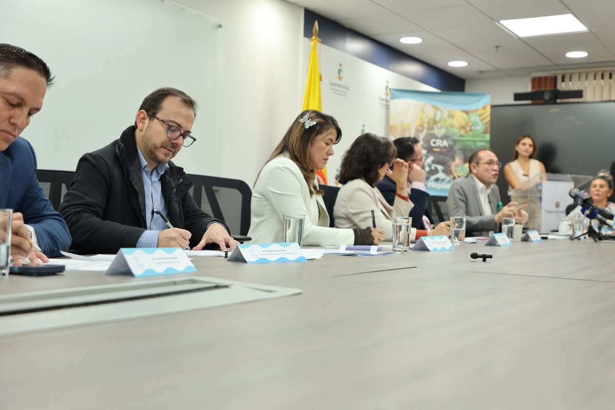 Superservicios's tweet photo. El Gobierno del presidente @petrogustavo presentó el nuevo marco tarifario de aseo para grandes prestadores, una de las normas que integra el programa #BasuraCero, una transformación estructural que hace parte del legado que esta administración deja para modernizar la prestación del servicio público de aseo en Colombia.

En una rueda de prensa conjunta, el superintendente de Servicios Públicos Domiciliarios, Felipe Durán Carrón (@felipedurancarr); la ministra (e) de @Minvivienda, @RuthQuevedoF ; el ministro de @MinEnergiaCo, @PalmaEdwin; el ministro del @MintrabajoCol, @AntonioSanguino; y la directora ejecutiva de la @cracolombia, Gloria Esperanza Narváez, presentaron la normativa que transformará la prestación del servicio público de aseo en Colombia.

Este nuevo marco fortalece el aprovechamiento de residuos, promueve la inclusión de los recicladores de oficio, impulsa la economía circular y establece un esquema tarifario orientado a una prestación más eficiente, sostenible y acorde con los retos de la gestión integral de residuos sólidos.

Con este conjunto de medidas, el Gobierno del presidente Gustavo Petro deja al país una política pública que transforma el servicio público de aseo, impulsa el programa #BasuraCero y posiciona a Colombia a la vanguardia en la gestión integral de residuos sólidos.