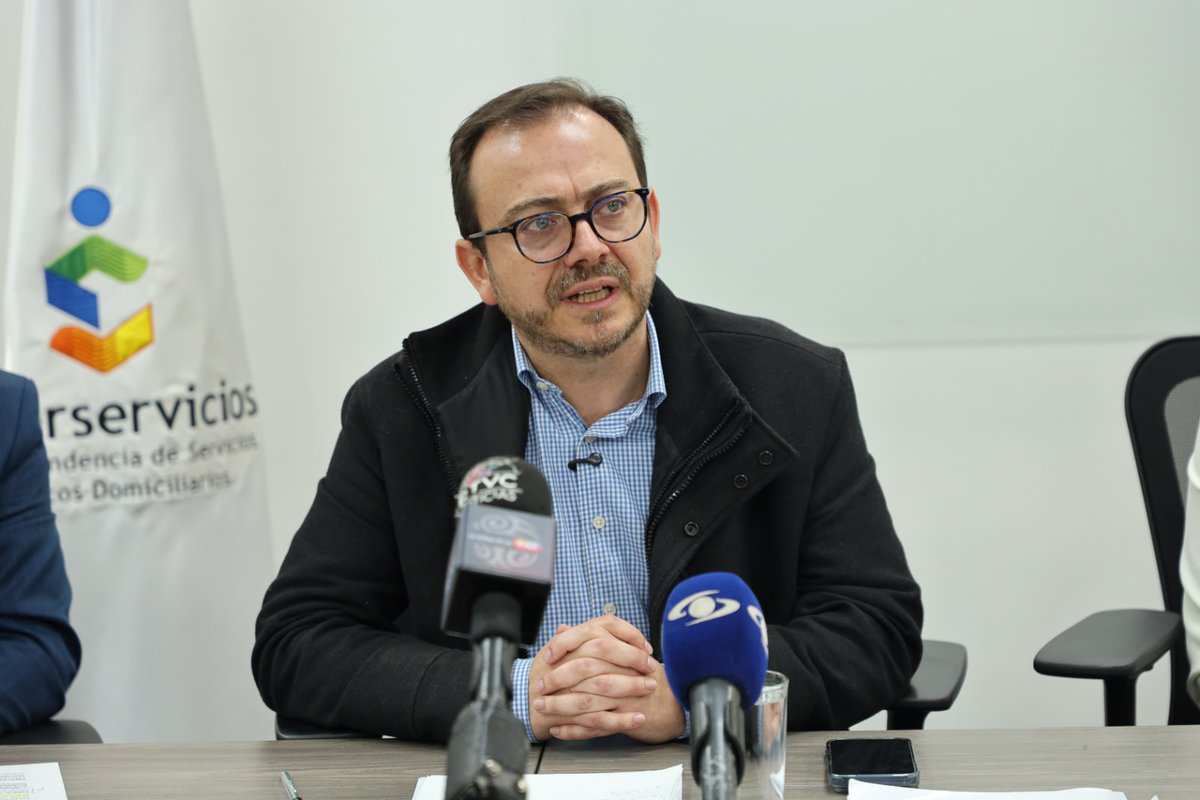 Superservicios's tweet photo. El Gobierno del presidente @petrogustavo presentó el nuevo marco tarifario de aseo para grandes prestadores, una de las normas que integra el programa #BasuraCero, una transformación estructural que hace parte del legado que esta administración deja para modernizar la prestación del servicio público de aseo en Colombia.

En una rueda de prensa conjunta, el superintendente de Servicios Públicos Domiciliarios, Felipe Durán Carrón (@felipedurancarr); la ministra (e) de @Minvivienda, @RuthQuevedoF ; el ministro de @MinEnergiaCo, @PalmaEdwin; el ministro del @MintrabajoCol, @AntonioSanguino; y la directora ejecutiva de la @cracolombia, Gloria Esperanza Narváez, presentaron la normativa que transformará la prestación del servicio público de aseo en Colombia.

Este nuevo marco fortalece el aprovechamiento de residuos, promueve la inclusión de los recicladores de oficio, impulsa la economía circular y establece un esquema tarifario orientado a una prestación más eficiente, sostenible y acorde con los retos de la gestión integral de residuos sólidos.

Con este conjunto de medidas, el Gobierno del presidente Gustavo Petro deja al país una política pública que transforma el servicio público de aseo, impulsa el programa #BasuraCero y posiciona a Colombia a la vanguardia en la gestión integral de residuos sólidos.
