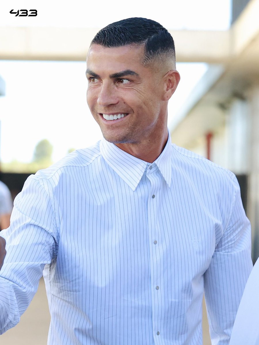 433's tweet photo. 𝐋𝐎𝐎𝐊 𝐖𝐇𝐎'𝐒 𝐇𝐄𝐑𝐄 😁👋

Cristiano Ronaldo interrupted his holiday to watch Al Nassr's friendly against Almería tonight 👀

He took time to greet the squad and meet his new coach, Ange Postecoglou 🤝

A true captain 🫡©️

📸 @AlNassrFC https://t.co/XIsSXfuRPg