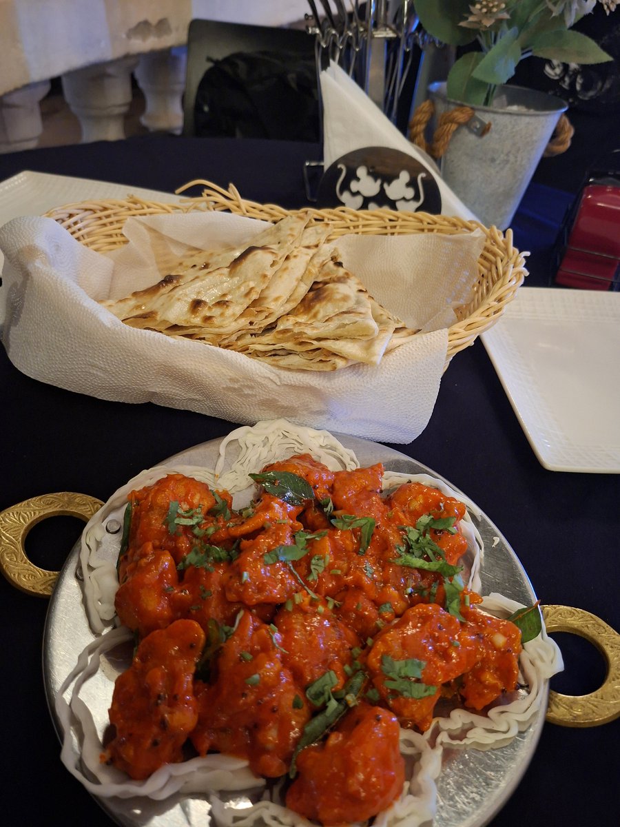 DokitaSharon's tweet photo. My evening in Gulu City. 
I got a nice place ,great food 
@NorthernPearl_H 
Great customer care. 👏👏
The Chef came to explain what exactly they make ,I felt like a princess. https://t.co/dYDXIYtcs7