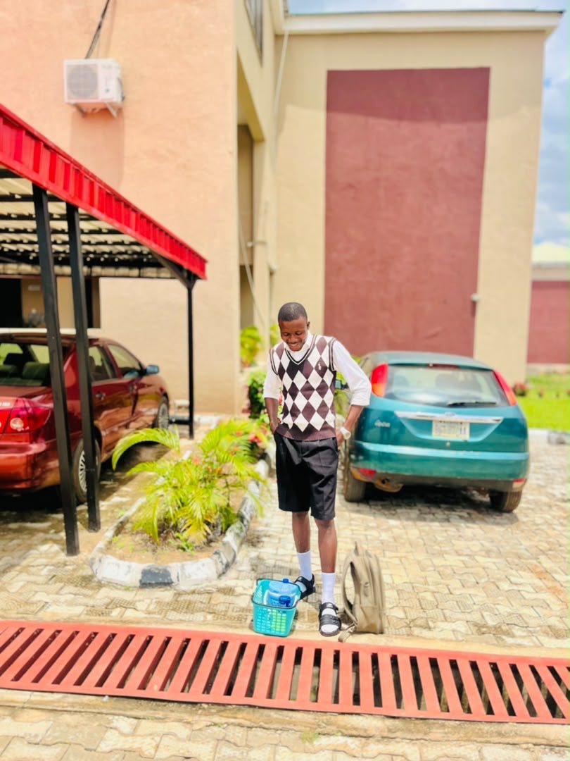 MrDimple_247's tweet photo. Who chop him food 
Back 2 School 
#JOSTUMFYBWEEK 
#Back2School
@i_dey_mkd https://t.co/rQggRbYytS