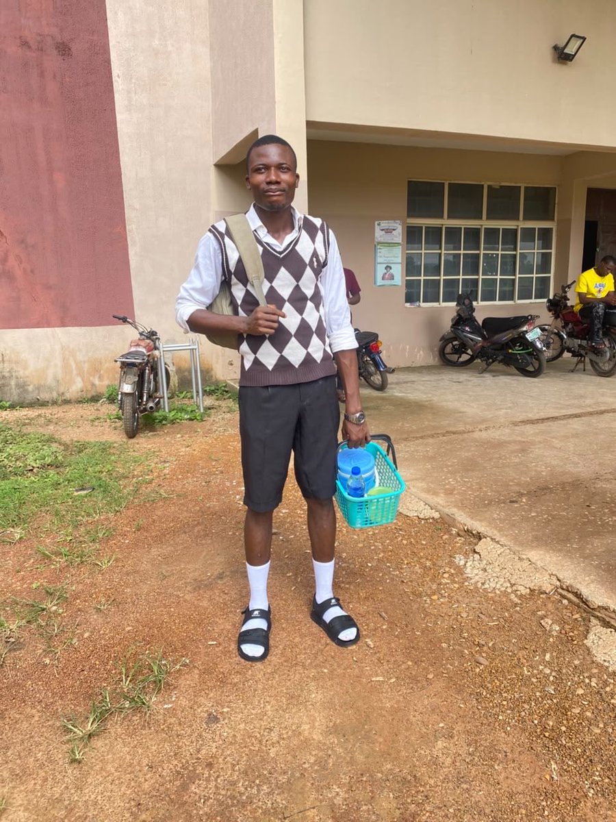 MrDimple_247's tweet photo. Who chop him food 
Back 2 School 
#JOSTUMFYBWEEK 
#Back2School
@i_dey_mkd https://t.co/rQggRbYytS