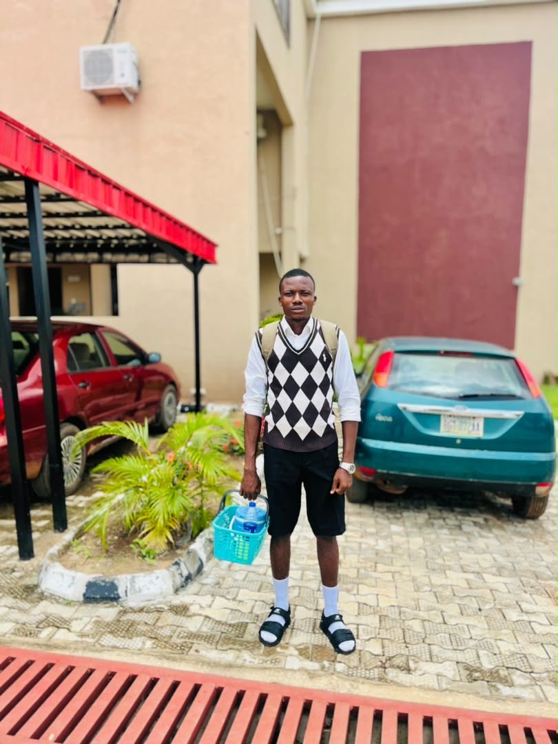 MrDimple_247's tweet photo. Who chop him food 
Back 2 School 
#JOSTUMFYBWEEK 
#Back2School
@i_dey_mkd https://t.co/rQggRbYytS