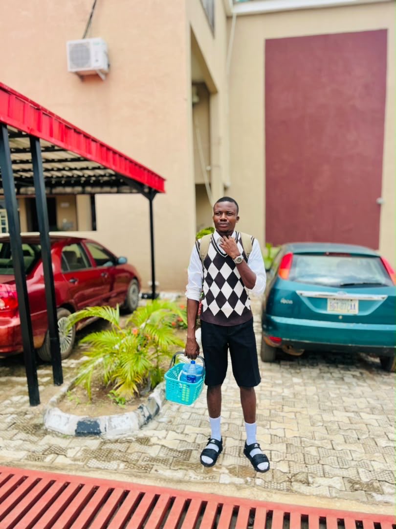 MrDimple_247's tweet photo. Who chop him food 
Back 2 School 
#JOSTUMFYBWEEK 
#Back2School
@i_dey_mkd https://t.co/rQggRbYytS