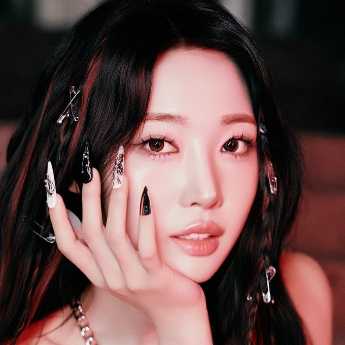 _Kpop_Stats_'s tweet photo. Happy 27th birthday to #SIHYEON of #EVERGLOW! https://t.co/7UxWPuCAxT