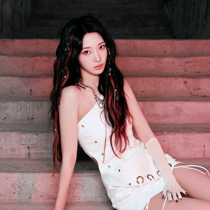 _Kpop_Stats_'s tweet photo. Happy 27th birthday to #SIHYEON of #EVERGLOW! https://t.co/7UxWPuCAxT