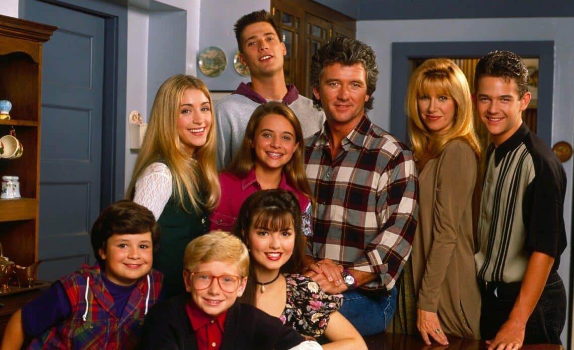 Monascope7's tweet photo. 📺 #Medias
Gulli va rediffuser une série culte !

Le canal 12 de la TNT va rediffuser la série emblématique « Notre Belle Famille » dès le 24 août, chaque après-midi de 12h45 à 16h. https://t.co/qojMB7CBRI
