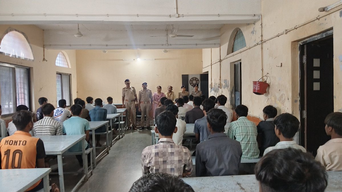 ACTDVADODARA's tweet photo. અત્રેની કચેરી હેઠળ સંચાલિત ડૉ. ભીમરાવ આંબેડકર સરકારી કુમાર છાત્રાલય, ડભોઈ ખાતે નાયબ પોલીસ અધિક્ષકની કચેરી, ડભોઈ દ્વારા વિદ્યાર્થીઓ માટે સાયબર સુરક્ષા અને વ્���સન મુક્તિ વિષયક જાગૃતિ કાર્યક્રમનું આયોજન કરવામાં આવ્યું. કાર્યક્રમ દરમિયાન વિદ્યાર્થીઓને ઓનલાઈન છેતરપિંડીથી બચવાના ઉપાયો, https://t.co/6sPbKz5DQS