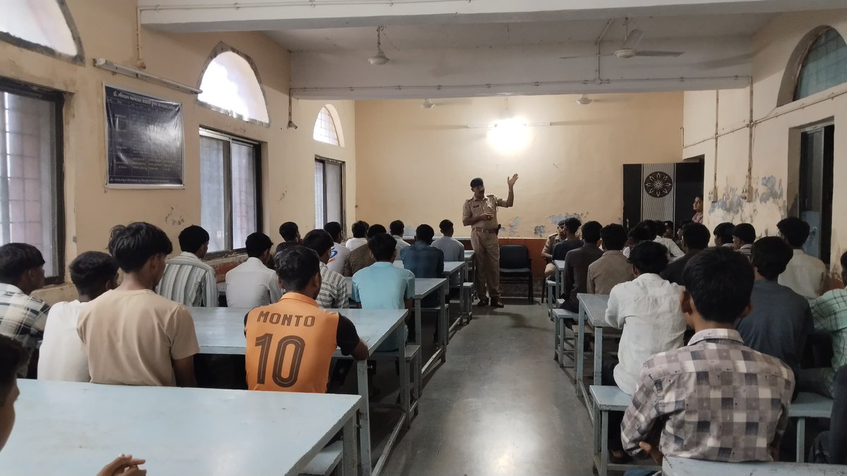 ACTDVADODARA's tweet photo. અત્રેની કચેરી હેઠળ સંચાલિત ડૉ. ભીમરાવ આંબેડકર સરકારી કુમાર છાત્રાલય, ડભોઈ ખાતે નાયબ પોલીસ અધિક્ષકની કચેરી, ડભોઈ દ્વારા વિદ્યાર્થીઓ માટે સાયબર સુરક્ષા અને વ્���સન મુક્તિ વિષયક જાગૃતિ કાર્યક્રમનું આયોજન કરવામાં આવ્યું. કાર્યક્રમ દરમિયાન વિદ્યાર્થીઓને ઓનલાઈન છેતરપિંડીથી બચવાના ઉપાયો, https://t.co/6sPbKz5DQS