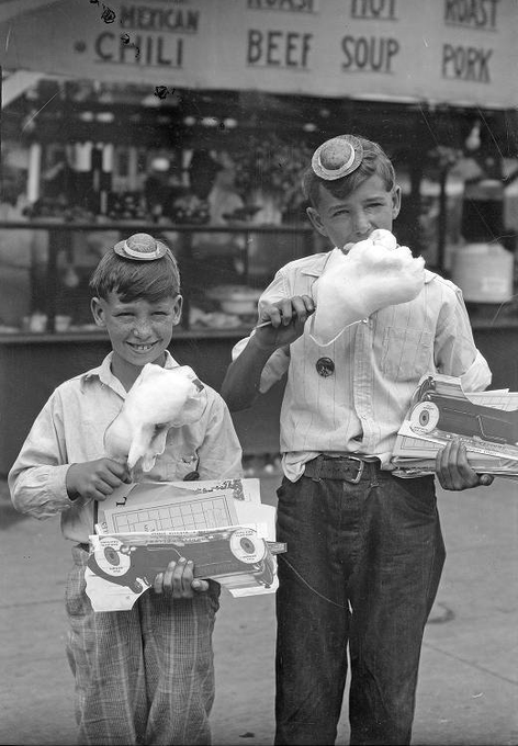 LiterateIndy's tweet photo. Countdown to the #IndianaStateFair.

Kenneth and Richard North of Indianapolis at the 1930 fair.
(IndianaHistoricalSociety) https://t.co/SjJHhU83xx