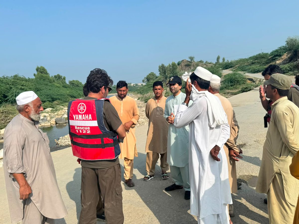 dc_mohmand's tweet photo. اسسٹنٹ کمشنر لوئر مہمند  نے ریسکیو 1122 کے اہلکاروں کے ہمراہ عقراب ڈاگ، تحصیل پنڈیالی میں واقع حساس گزرگاہ کا دورہ کیا، جو فلیش فلڈ کے دوران شدید خطرات سے دوچار رہتی ہے اور پانی کے بہاؤ میں اضافے کی صورت میں پیدل چلنے والوں اور گاڑیوں کے لیے سنگین خطرہ بن جاتی ہے۔ https://t.co/M8CFA7rqmo
