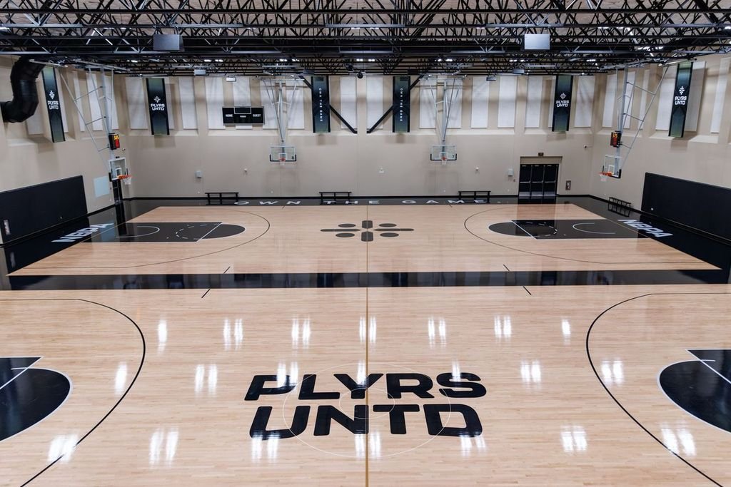 BrettSiegelNBA's tweet photo. Today, the NBPA opened its brand-new player-owned training facility in Los Angeles as part of the launch of PLYRS UNTD.

This is designed exclusively for NBA players and was built with direct input from Chet Holmgren, Kyrie Irving, Chris Paul, Fred VanVleet and the NBPA Executive Committee.

This new performance center will host twice-weekly PLYRS UNTD runs during the offseason.

What it features: 
🏀Two full-sized basketball courts
🏀Fully equipped athletic training room
🏀Premium weight room featuring equipment hand-selected by NBA players
🏀Advanced recovery amenities, including a sauna, steam room, dry floating, massage therapy room, and meditation pod
🏀Dedicated turf spaces for both indoor and outdoor training
🏀Family room and conference rooms
🏀Onsite culinary offering with pre and post workout fueling options and educational resources