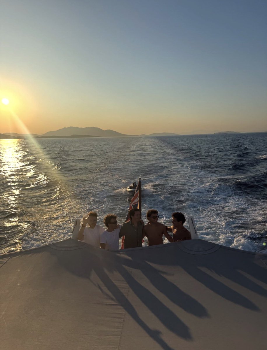 ln4norris's tweet photo. lando enjoying summer with his friends 🫶🏼 https://t.co/hPUiGrMHgu