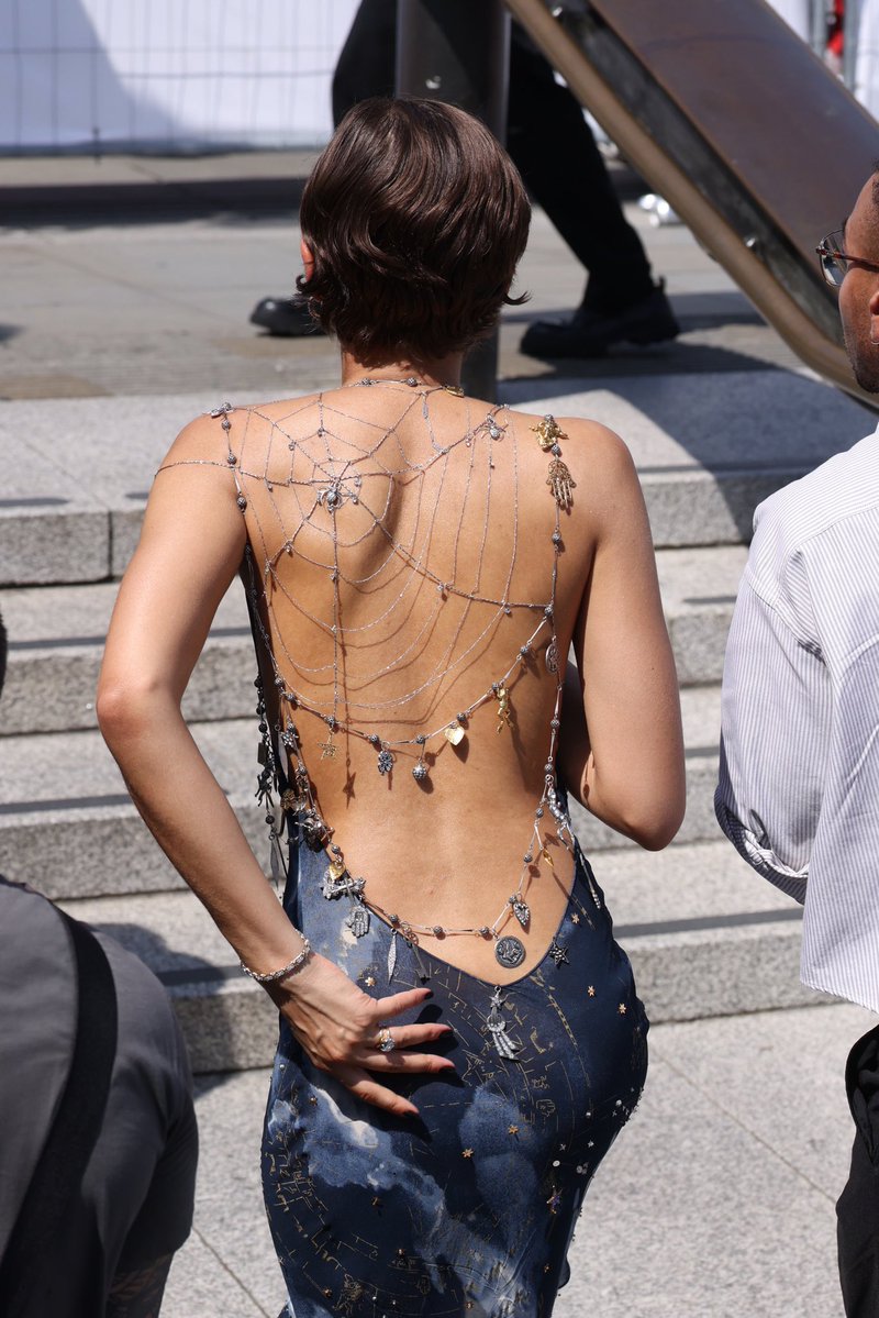 zendayahours's tweet photo. zendaya's best backless moments https://t.co/hvGRkWgHoz