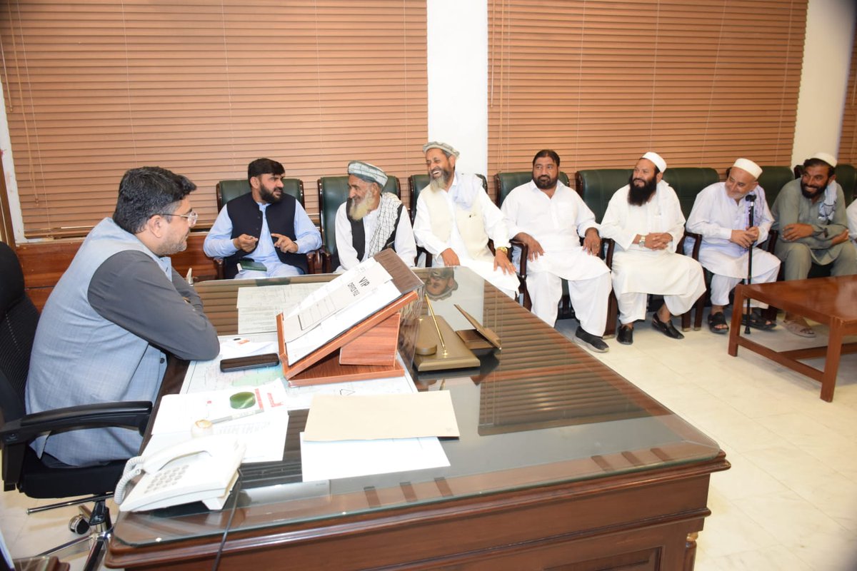 dc_mohmand's tweet photo. حکومت خیبرپختونخوا کے گڈ گورننس پروگرام "عوامی ایجنڈا" کے تحت ڈپٹی کمشنر مہمند کیپٹن (ر) بلال شاہد راؤ نے علاقے کے معززین و قبائلی عمائدین سے ملاقات کی اور ان کے مسائل اور شکایات سنیں۔ ڈپٹی کمشنر نے مسائل کو تفصیل سے سنا، متعلقہ محکموں کو حل کے لیے ہدایات جاری کیں. https://t.co/s5ilhLthIG