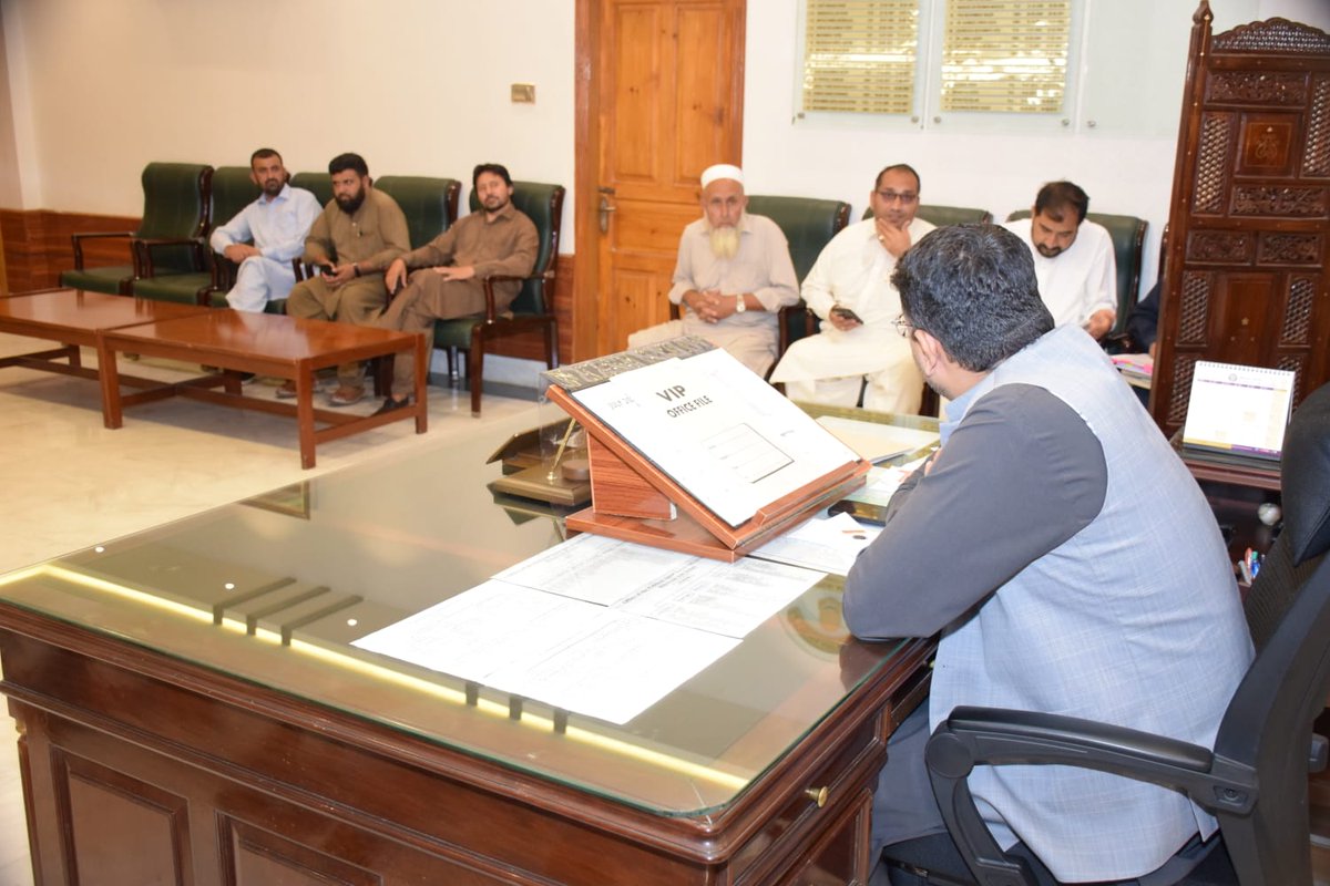 dc_mohmand's tweet photo. حکومت خیبرپختونخوا کے گڈ گورننس پروگرام "عوامی ایجنڈا" کے تحت ڈپٹی کمشنر مہمند کیپٹن (ر) بلال شاہد راؤ نے علاقے کے معززین و قبائلی عمائدین سے ملاقات کی اور ان کے مسائل اور شکایات سنیں۔ ڈپٹی کمشنر نے مسائل کو تفصیل سے سنا، متعلقہ محکموں کو حل کے لیے ہدایات جاری کیں. https://t.co/s5ilhLthIG