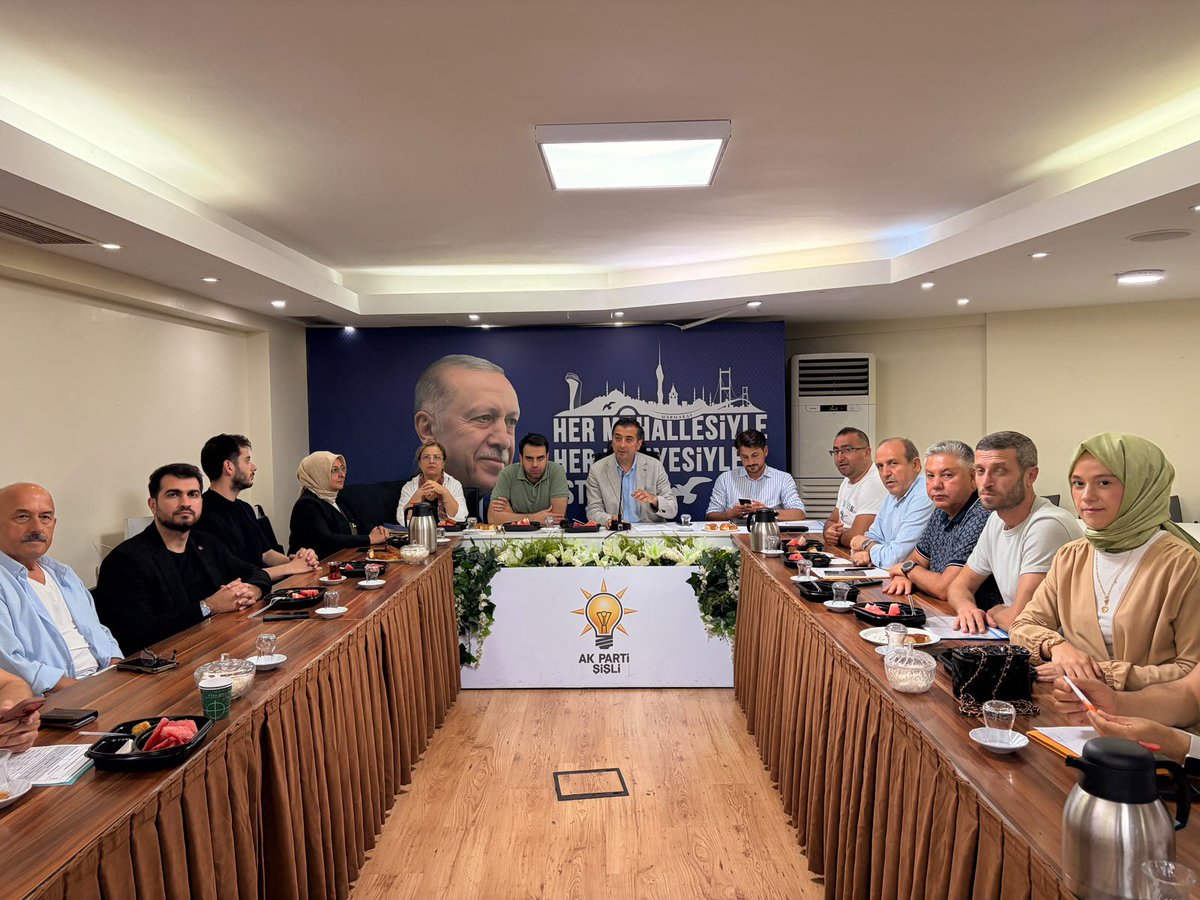 AKPartiSisli's tweet photo. İlçe Başkanımız Sn. Serkan Polat’ın başkanlığında haftalık olağan İlçe Yönetim Kurulu Toplantımızı gerçekleştirdik.

Toplantımızın hayırlara vesile olmasını temenni ediyoruz.🤝

@abdullahozdemir 
@srkplt 
@meozkaya 
@oeyoruk
@akpartiistanbul https://t.co/deg743nxrp