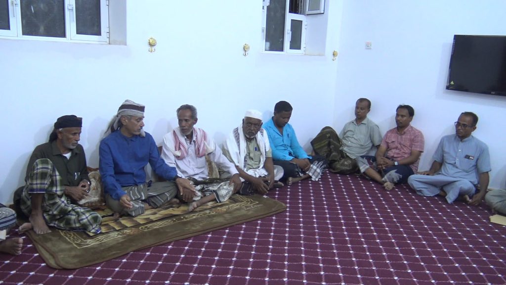 STC_Wadi_HD's tweet photo. وفاءً لتضحيات الشهداء.. انتقالي سيئون يزور والد الشهيد خالد سعيد بن عباد ويؤكد المضي على نهج الشهداء

سيئون – قسم الإعلام 

في إطار برنامجها المستمر لزيارة أسر الشهداء، جددت الهيئة التنفيذية للقيادة المحلية للمجلس الانتقالي الجنوبي العربي بمديرية سيئون وفاءها لتضحيات الشهداء، بزيارة والد الشهيد خالد سعيد بن عباد، الأخ سعيد عاشور بن عباد، تأكيدًا على مواصلة التواصل مع أسر الشهداء، وترسيخ قيم الوفاء والعرفان لما قدموه من تضحيات في سبيل قضية شعب الجنوب العربي.

وشهدت الزيارة حضور الأستاذ عبدالرحمن الجفري، رئيس الهيئة التنفيذية للمجلس الانتقالي الجنوبي العربي بمديرية سيئون، والأستاذ باسم جمعان دويل، مدير إدارة الشباب والرياضة بالهيئة التنفيذية المساعدة للمجلس الانتقالي الجنوبي العربي لشؤون مديريات وادي وصحراء حضرموت، إلى جانب عدد من أعضاء الجمعية الوطنية ومجلس المستشارين وأعضاء الهيئة التنفيذية بالمديرية.

ونقل الأستاذ عبدالرحمن الجفري، خلال الزيارة، تحيات الأستاذ عبدالملك التميمي، عضو هيئة رئاسة المجلس الانتقالي الجنوبي العربي، رئيس الهيئة التنفيذية المساعدة لشؤون مديريات وادي وصحراء حضرموت، مؤكدًا أن الشهداء سيبقون رمزًا للفداء والتضحية، وأن المجلس الانتقالي الجنوبي العربي ماضٍ على نهجهم حتى تحقيق تطلعات شعب الجنوب واستعادة دولته.

وأكد الأستاذ باسم جمعان دويل أن رعاية أسر الشهداء والجرحى تمثل أولوية ثابتة لدى قيادة المجلس الانتقالي الجنوبي العربي، مشددًا على أن الوفاء لتضحياتهم مسؤولية وطنية وأخلاقية، وأن قيادة الهيئة التنفيذية المساعدة بوادي وصحراء حضرموت برئاسة الأستاذ عبدالملك التميمي تولي اهتمامًا مستمرًا بأسر الشهداء وتحرص على متابعة أوضاعهم.

من جانبه، عبّر والد الشهيد، الأخ سعيد عاشور بن عباد، عن بالغ شكره وتقديره لقيادة المجلس الانتقالي الجنوبي العربي على هذه اللفتة الوفائية، مثمنًا اهتمامها المتواصل بأسر الشهداء والجرحى، ومؤكدًا أن تضحيات الشهداء ستظل مصدر عز وفخر، وأنهم سيواصلون السير على النهج الذي ضحى من أجله أبناؤهم.

كما عبّر عدد من أعضاء الجمعية الوطنية ومجلس المستشارين عن اعتزازهم بالمشاركة في الزيارة، مؤكدين أن الوفاء للشهداء لا يقتصر على استذكار تضحياتهم، بل يمتد إلى الوقوف الدائم إلى جانب أسرهم ورعاية شؤونهم، تقديرًا لما قدموه من تضحيات جسام دفاعًا عن قضية الجنوب.

وفي ختام الزيارة، ألقى الأخ رضوان مرجان، رئيس القسم التنظيمي بالهيئة التنفيذية للمجلس الانتقالي الجنوبي العربي بمديرية سيئون، كلمة أكد فيها أن هذه الزيارات تجسد نهج المجلس في تعزيز التواصل المجتمعي وترسيخ قيم الوفاء والعرفان لأسر الشهداء، مشيدًا بحفاوة الاستقبال وكرم الضيافة التي حظي بها الوفد.

وأشاد أهالي المنطقة بهذه الزيارة، معتبرين أنها تعكس اهتمام قيادة المجلس الانتقالي الجنوبي العربي بأسر الشهداء وحرصها على استمرار التواصل معهم، مجددين دعمهم للمجلس وقيادته ممثلة بالرئيس القائد عيدروس قاسم الزُبيدي، ومساندتهم لكل الجهود الرامية إلى تعزيز وحدة الصف الجنوبي وتحقيق تطلعات شعب الجنوب العربي.