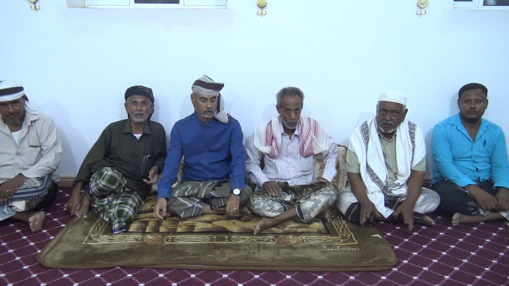 STC_Wadi_HD's tweet photo. وفاءً لتضحيات الشهداء.. انتقالي سيئون يزور والد الشهيد خالد سعيد بن عباد ويؤكد المضي على نهج الشهداء

سيئون – قسم الإعلام 

في إطار برنامجها المستمر لزيارة أسر الشهداء، جددت الهيئة التنفيذية للقيادة المحلية للمجلس الانتقالي الجنوبي العربي بمديرية سيئون وفاءها لتضحيات الشهداء، بزيارة والد الشهيد خالد سعيد بن عباد، الأخ سعيد عاشور بن عباد، تأكيدًا على مواصلة التواصل مع أسر الشهداء، وترسيخ قيم الوفاء والعرفان لما قدموه من تضحيات في سبيل قضية شعب الجنوب العربي.

وشهدت الزيارة حضور الأستاذ عبدالرحمن الجفري، رئيس الهيئة التنفيذية للمجلس الانتقالي الجنوبي العربي بمديرية سيئون، والأستاذ باسم جمعان دويل، مدير إدارة الشباب والرياضة بالهيئة التنفيذية المساعدة للمجلس الانتقالي الجنوبي العربي لشؤون مديريات وادي وصحراء حضرموت، إلى جانب عدد من أعضاء الجمعية الوطنية ومجلس المستشارين وأعضاء الهيئة التنفيذية بالمديرية.

ونقل الأستاذ عبدالرحمن الجفري، خلال الزيارة، تحيات الأستاذ عبدالملك التميمي، عضو هيئة رئاسة المجلس الانتقالي الجنوبي العربي، رئيس الهيئة التنفيذية المساعدة لشؤون مديريات وادي وصحراء حضرموت، مؤكدًا أن الشهداء سيبقون رمزًا للفداء والتضحية، وأن المجلس الانتقالي الجنوبي العربي ماضٍ على نهجهم حتى تحقيق تطلعات شعب الجنوب واستعادة دولته.

وأكد الأستاذ باسم جمعان دويل أن رعاية أسر الشهداء والجرحى تمثل أولوية ثابتة لدى قيادة المجلس الانتقالي الجنوبي العربي، مشددًا على أن الوفاء لتضحياتهم مسؤولية وطنية وأخلاقية، وأن قيادة الهيئة التنفيذية المساعدة بوادي وصحراء حضرموت برئاسة الأستاذ عبدالملك التميمي تولي اهتمامًا مستمرًا بأسر الشهداء وتحرص على متابعة أوضاعهم.

من جانبه، عبّر والد الشهيد، الأخ سعيد عاشور بن عباد، عن بالغ شكره وتقديره لقيادة المجلس الانتقالي الجنوبي العربي على هذه اللفتة الوفائية، مثمنًا اهتمامها المتواصل بأسر الشهداء والجرحى، ومؤكدًا أن تضحيات الشهداء ستظل مصدر عز وفخر، وأنهم سيواصلون السير على النهج الذي ضحى من أجله أبناؤهم.

كما عبّر عدد من أعضاء الجمعية الوطنية ومجلس المستشارين عن اعتزازهم بالمشاركة في الزيارة، مؤكدين أن الوفاء للشهداء لا يقتصر على استذكار تضحياتهم، بل يمتد إلى الوقوف الدائم إلى جانب أسرهم ورعاية شؤونهم، تقديرًا لما قدموه من تضحيات جسام دفاعًا عن قضية الجنوب.

وفي ختام الزيارة، ألقى الأخ رضوان مرجان، رئيس القسم التنظيمي بالهيئة التنفيذية للمجلس الانتقالي الجنوبي العربي بمديرية سيئون، كلمة أكد فيها أن هذه الزيارات تجسد نهج المجلس في تعزيز التواصل المجتمعي وترسيخ قيم الوفاء والعرفان لأسر الشهداء، مشيدًا بحفاوة الاستقبال وكرم الضيافة التي حظي بها الوفد.

وأشاد أهالي المنطقة بهذه الزيارة، معتبرين أنها تعكس اهتمام قيادة المجلس الانتقالي الجنوبي العربي بأسر الشهداء وحرصها على استمرار التواصل معهم، مجددين دعمهم للمجلس وقيادته ممثلة بالرئيس القائد عيدروس قاسم الزُبيدي، ومساندتهم لكل الجهود الرامية إلى تعزيز وحدة الصف الجنوبي وتحقيق تطلعات شعب الجنوب العربي.